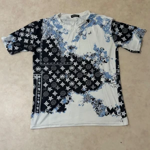 T shirt  - Oanvänd  Storlek S passar även M 200kr  