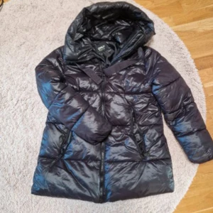 Jacka från only - Jacka från only i strl S💞 Använd fåtal gånger o är i nytt skick Nyköpt: 1000 Mitt pris: 600 Pris kan diskuteras vid snabb affär :)