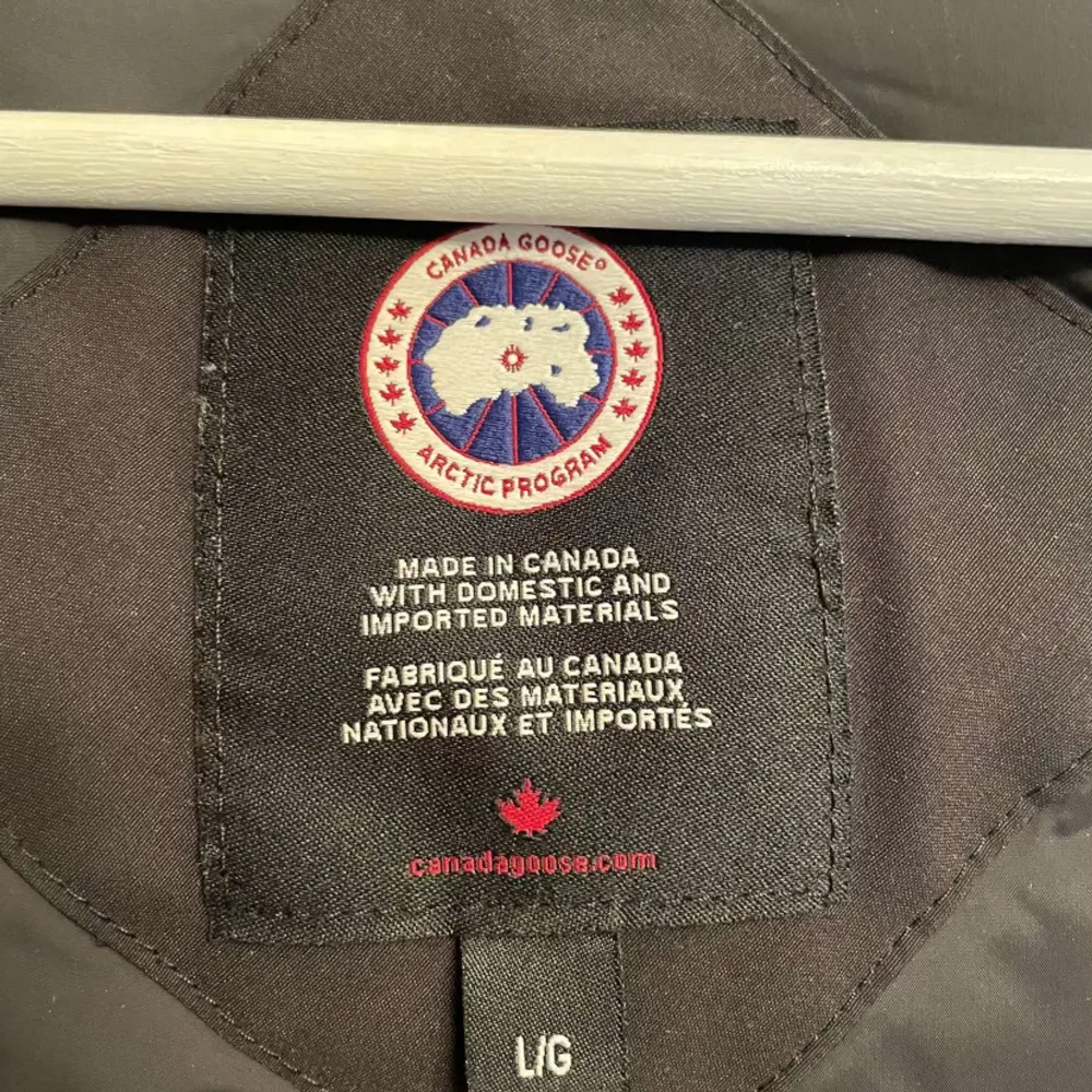 Tjena säljer en canada goose jacka 100 procent äkta köpte den på Johnells kvitto kan jag lösa o alla tillbehör till jackan bara skriva om ni är intresserade jackan har inge skador eller något liknande går och diskutera priset . Jackor.