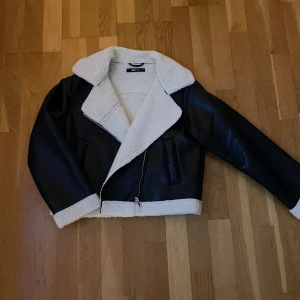 Jacka - Säljer denna fina ”skinn” jacka från Gina tricot. Köptes för ungefär 1 år sedan och endast använt 1 gång, den är i väldigt fint skick💗