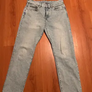 Jeans från H&M i relaxed fit, använda fåtal gånger. Säljer ett par ljusblåa jeans i storlek W 33 L32 som är knappt använda. Hör av dig vid frågor eller funderingar! Pris går att diskutera!