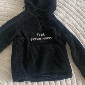 Peak performance  - Super snygg hoodie från peak performance använd Max 10 gånger då det inte är min stil direkt. Köpt som julklapp till mig för 1200kr  Säljer den för 600kr kan gå ner i pris vid en smidig och snabb affär🌸