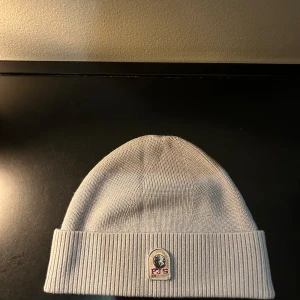 Parajumpers mössa  - Säljer nu min riktigt feta parajumpers mössa. Den är 10/10 i skick har används få gånger. Ordinarie pris 800 kr!! 