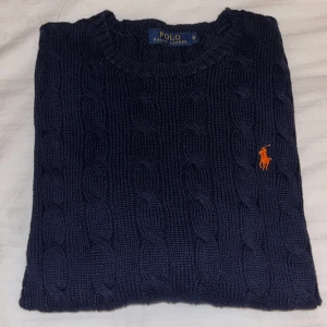 Ralph Lauren kabelstickad tröja - Klassisk kabelstickad tröja från Ralph Lauren i nyskick! (Nypris 1200 kr)