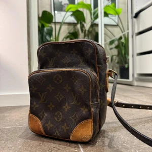  louisvuitton shoulderbag 💼 - Säljer nu denna vintage louisvuitton köpt i Italien 🇮🇹 på en secondhand affär   Avgör skicket själv ☺️