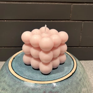 Ljusrosa bubbelkubsljus - Säljer ett supergulligt ljusrosa ljus format som en kub av bubblor. Perfekt som dekoration eller för mysiga kvällar. Ljusets unika design gör det till en fin detalj i vilket rum som helst. 🕯️