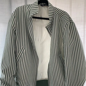 Randigt överplagg Storlek M - Randig kofta/lätt jacka i fint skick, 9/10. Storlek M.