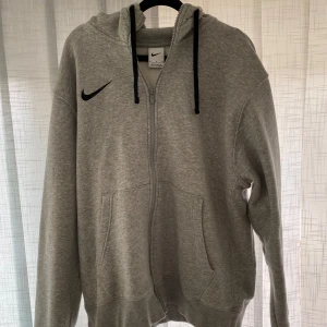 Varm Nike Hoodie Storlek M - Medium grå varm Nike hoodie, skick 9/10