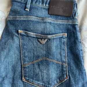 Empirio Armani Jeans - Äkta lite mer slimmade Armani jeans i storlek 33/34. Helt nytt skick för dom är aldrig använda. Vill man köpa fler jeans kan jag lösa paketpris.