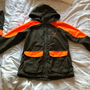 Jaktställ dam VAPITI - Storlek 40 på både jacka och byxa. Använt 1 gång endast då jag gick som hundförare. Materialet är tyst och smidigt, inga fläckar eller dylikt. Har endast hängt i mitt jakt-rum sen jag använde det förra året. Köpte det för 2 290kr säljes för 950kr