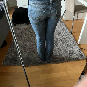 Lågmidjade jeans - Blåa lågmidjade diesel jeans. Passar bra på mig som är 167