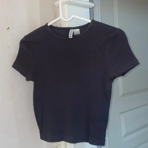 Grå t-shirt - Grå t-shirt från HM i storlek small Använd men hel och ren