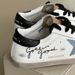 Golden Goose sneakers, GGDB - Tjena! Jag säljer ett par superfeta Golden Goose i storlek 42. Har använt typ 2 gånger i torrt väder i somras efter att ha fått i present, men har insett att dom är för små för mig, säljer nu för att kunna köpa större storlek. Låda, dustbag finns. Skick 10/10 helt ny!