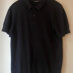 J.Lindeberg piké tröja mörkblått/svart - Bra skick. Mörkblå piké tröja från J.Lindeberg. Inga hål eller något som saknas.