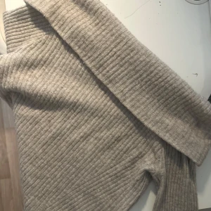 Off shoulder kofta - Säljer min snygga off shoulder kofta, perfekt nu till hösten💓i strl M💓