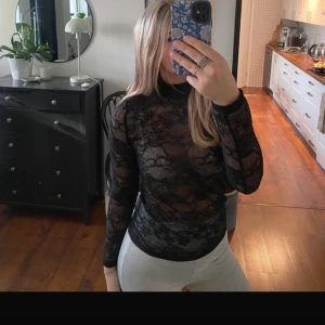 Spetströja - Långärmad svart tröja i spets, inga defekter