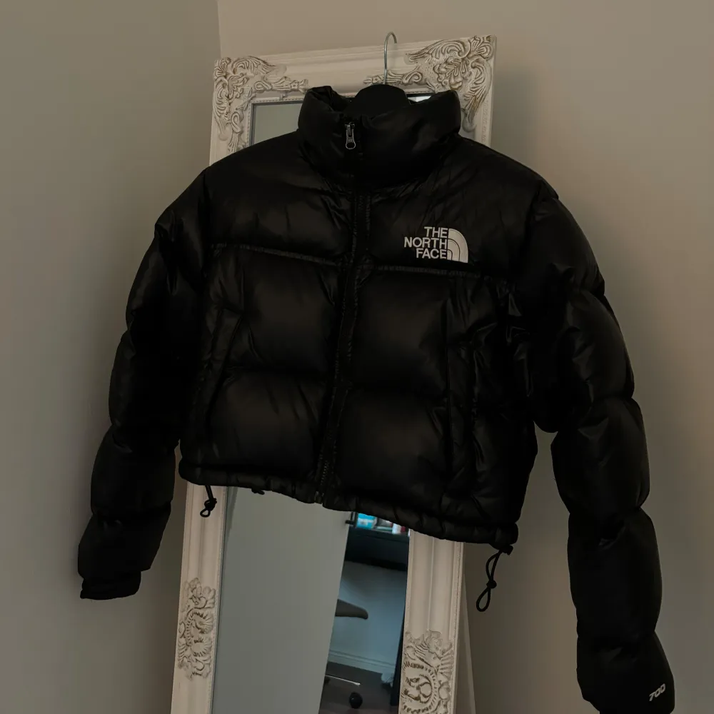 Säljer min fina The North Face Nuptse short jacket i strl xs. Den är i väldigt bra skick då den bara använts några gånger. Säljer pga att jag inte använder den längre. Hör av er vid frågor, pris kan diskuteras  ✨ Nypris 3000kr. Jackor.