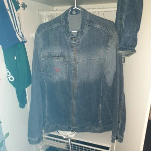 Diesel jeansjacka - Väldigt cool diesel jacka i bra skick. Mörkblåa färg med nice detaljer. Storlek L