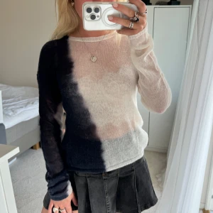 Trendig flerfärgad stickad tröja - Tröja från weekday i storlek m!! Så så snygg, oanvänd