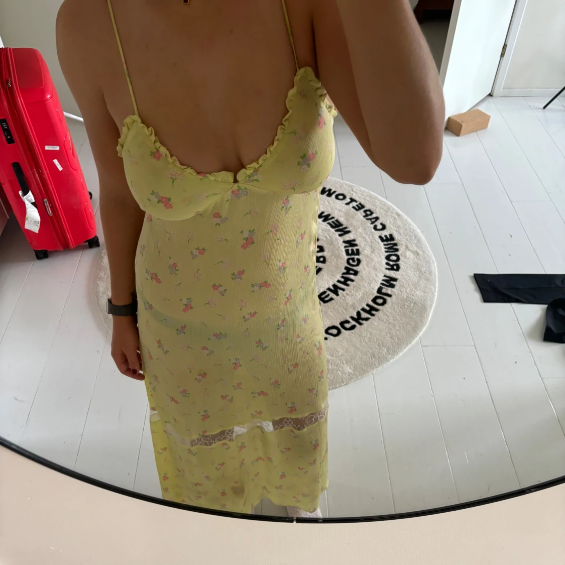 Gul maxi klänning med spets och blommor - 91