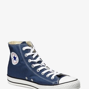 Converse - Superfina blå chuck taylor all star. Färgen kommer inte till rätta på mina bilder, men på första bilden ser ni färgen. Använt ett fåtal gånger och är i väldigt bra skick. Köpta för 800 kr. Jag har 37-38 och dessa passar perfekt!