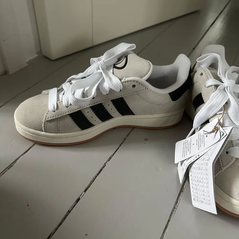 Säljer ett par snygga Adidas Campus sneakers i färgen crystal white. Helt nya med prislappen kvar tyvärr va de en  storlek för små för mig. Nypris 1350. Släpper de för första rimliga bud!!. Skor.