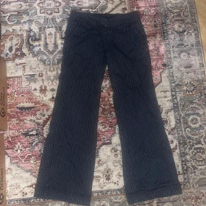 randiga lågmidjade byxor  - Marinblå vit randiga lågmidjade byxor! Skriv för mått <3