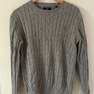 Gant Cotton Crewneck - Gant tröja i väldigt bra skick 9/10. Endast använd fåtal gånger. Storlek M. Nypris 1600kr.