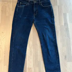 Lee Austin Jeans i mörkblått.   Skick 7,5/10  Storlek 32/30