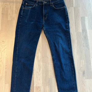 Lee, Austin - Lee Austin Jeans i mörkblått.   Skick 7,5/10  Storlek 32/30