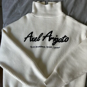 Axel Arigato Half Zip knitwear  - Ordinarie pris 2550 Tröjan är näst intill oanvänd och är i jätte bra skick Färgen är beige Vit