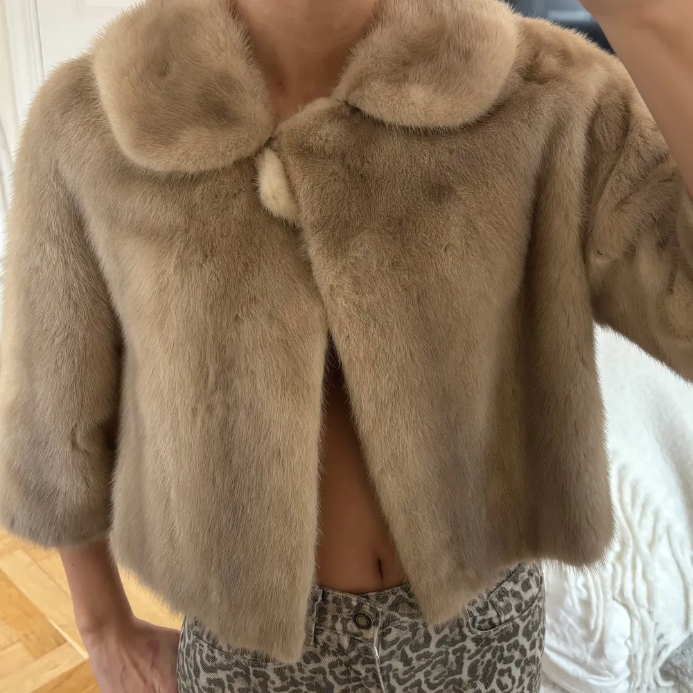 Äkta päls jacka köpt secondhand, använd ett fåtal gånger passar både Storlek XS & S.. Takit.