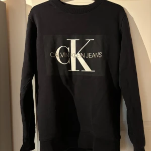 Calvin klein tröja - Tröja från calvin klein, använd men i fint skick! 