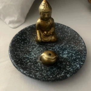 Rökelse hållare  - Jättefin rökelsehållare med Buddha på samlar upp aska från rökelserna, har använts fåtal gånger💎🔮