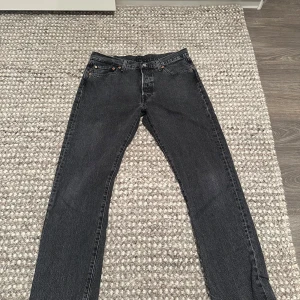 Levis 501 använda 1 gång  - W34 L32 nästan helt oanvända Levis 501or  Nypris 1100kr Pris går att diskutera 
