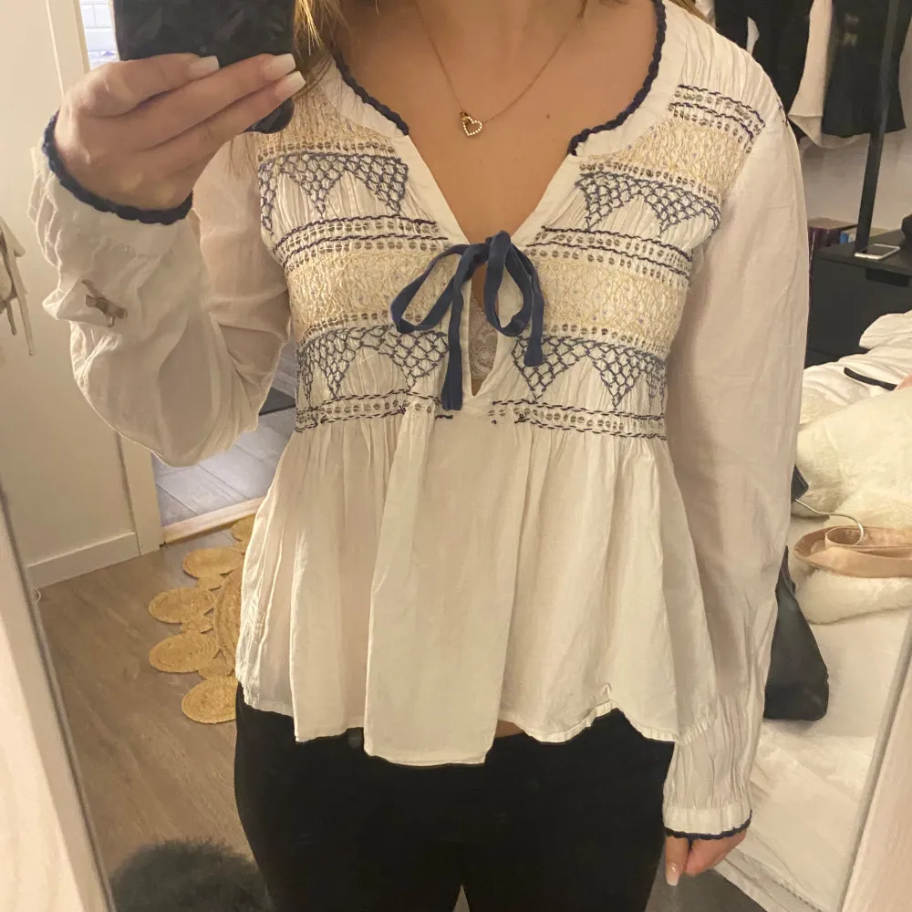 Långärmad blus från Odd Molly, köpt secondhand🩵 står ingen storlek men passar mig som har xs/s.  Köparen står för frakt. Jag står inte för postens slarv! Kan eventuellt mötas upp i kba🌸. Blusar.