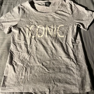 T-shirt - Fin t-shirt från Lindex som knappt är använd därav är i ett mycket bra skick 