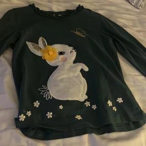 Grön fin tröja med kanin - Dyrttyg