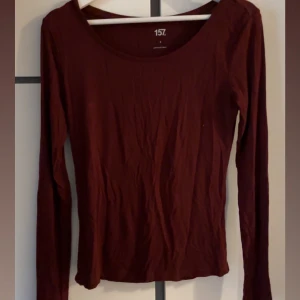 tröja  - superfin vidröd u-ringad tröja ifrån lager ❤️tröjan är i jättefint skick! storlek S men passar även M.
