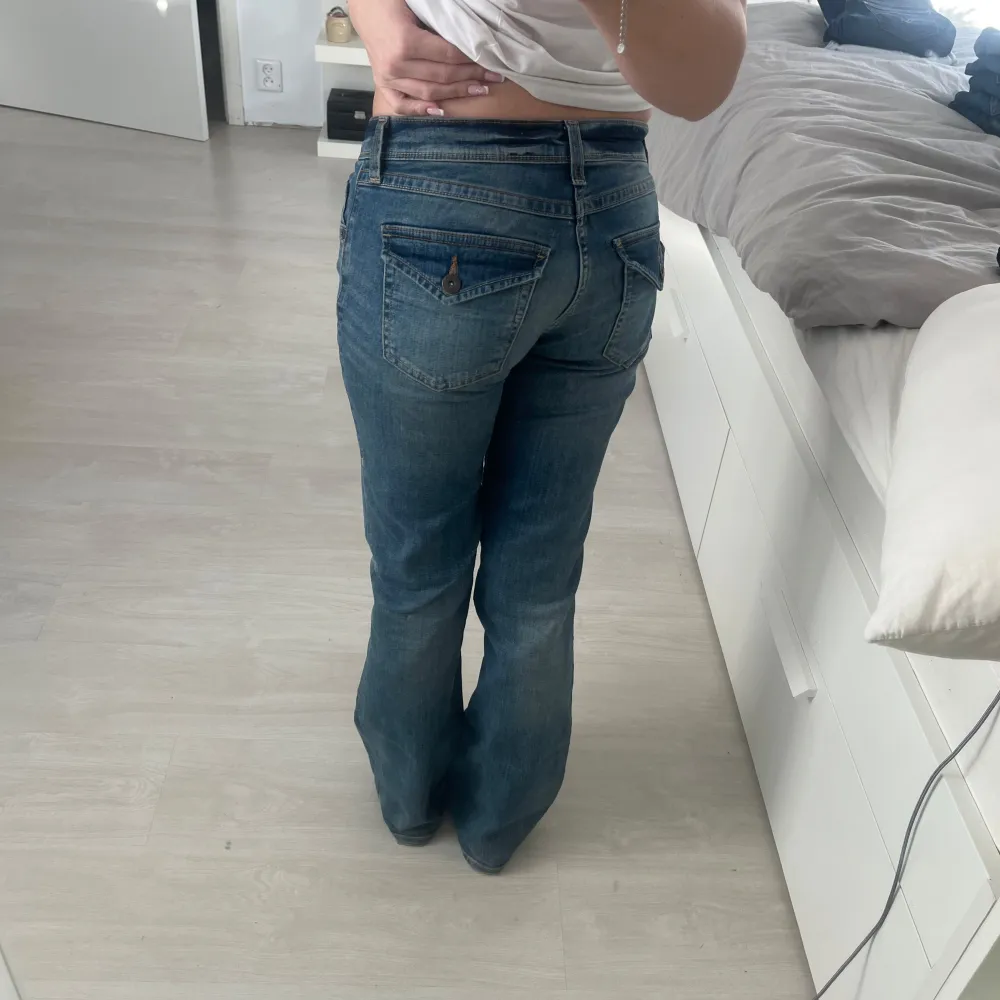 Bootcut & lågmidjade men fina fickor, bra skick. Jeans & Byxor.