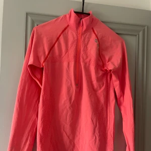 Rosa långärmad träningströja från SOC - Säljer en snygg och funktionell orange långärmad träningströja från SOC. Perfekt för löpning, gymmet eller skidåkning . Materialet är lätt och andas bra, vilket gör idealisk för intensiva träningspass. 