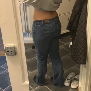 Lågmidjade Ltb jeans  - Snygga lågmidjade jeans i gamla modellen av Ltb  Midjemåttet 39 cm Innerbenslängd 79 cm