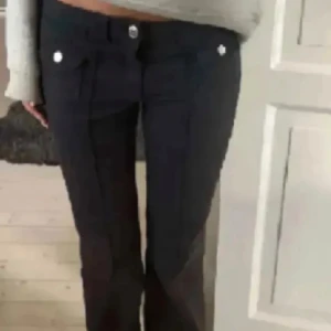 Snygga svarta H&M jeans  - Snygga H&M jeans som tyvärr blivit försmå. Skriv vid funderingar💕