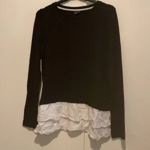 Tröja med volanger  - Jätte fin långärmad tröja med volanger längst ner från Gina Tricot. Oanvänd