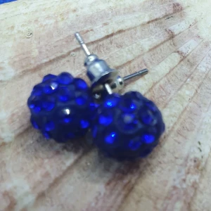 Örhängen - Glittrande kulor i blått - Glittrande kulor i blått, med stift.  ✨️✨️✨️Titta igenom alla mina upplagda och köp fler saker i bundle för att spara på frakten och få allt du köpt i ett och samma paket✨️✨️✨️