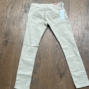 Dondup chinos - Ett par riktigt snygga dondup chinos  Beige färg  Nypris 2699 Storlek 32/32 Model : George twill  