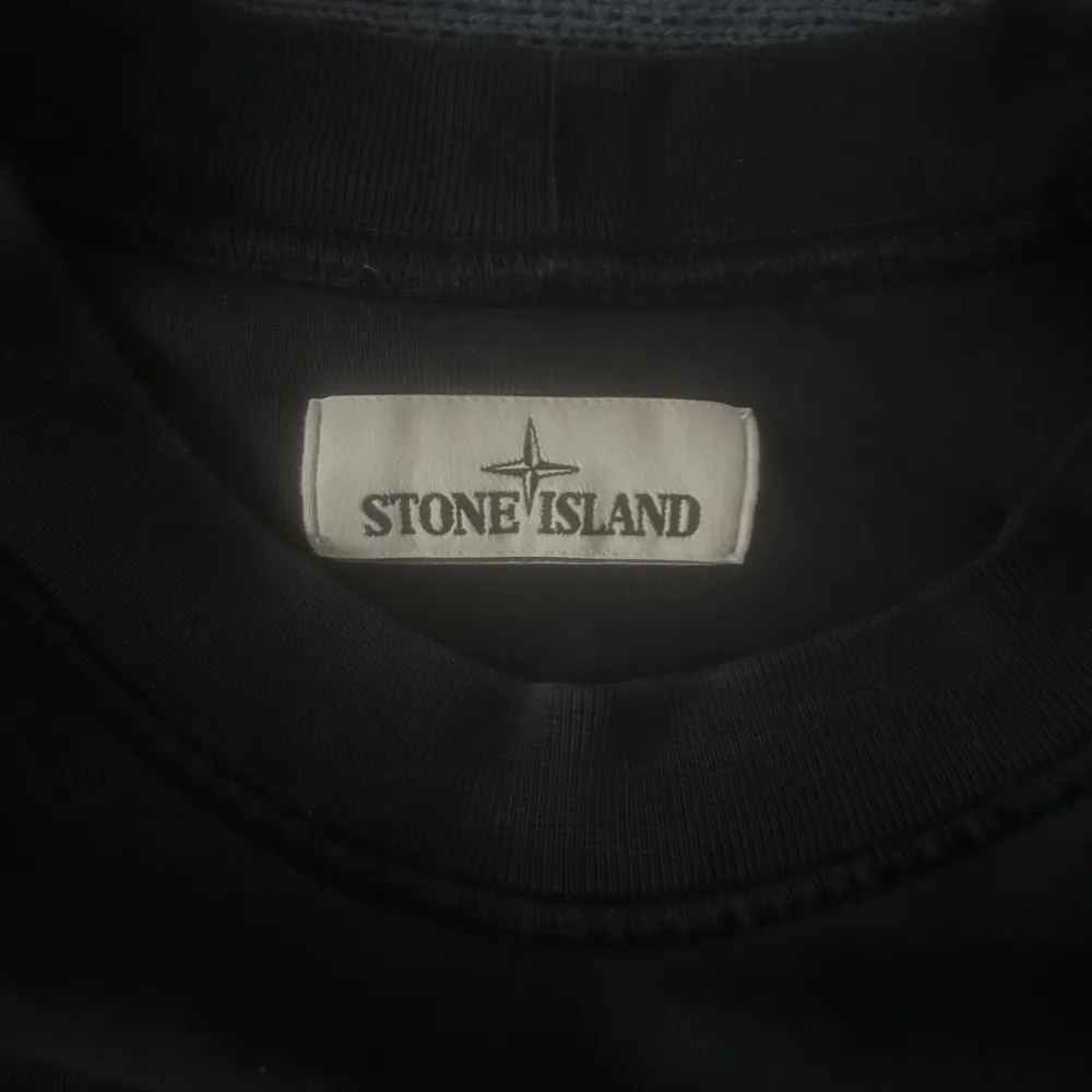 Långärmad stone island tröja, inga skador på den eller trasig. Tröjor & Koftor.