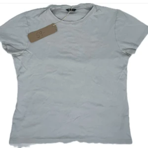 Grå/vit T-shirt - Tröjan är i fint skick🤩 