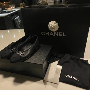Chanel ballerina  - Hej!! Säljer mina Chanel ballerina. Sjukt trendiga just nu. Storlek 35.5 (passar 36) Knappt använda! Bara seriösa köpare. Allt tillkommer, & kvitto! 🖤