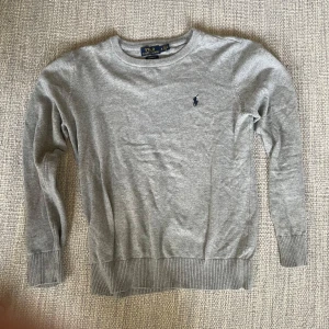 Ralph lauren tröja - Assnygg ralph lauren tröja i nyskick som har blivit för lite på mig som är 184cm. Skulle säga att den hade kunnat passa om man är ca 170-180cm lång 